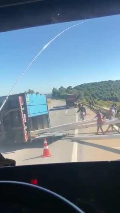 Esses dias postei um video do povo se aglomerando para furtar um caminhão que tinha apenas saido da pista. Como não tem nada tão ruim que não possa piorar, agora foi a vez de um caminhão de PVC tombar. O motorista veio a óbito no local, porem isso não imp