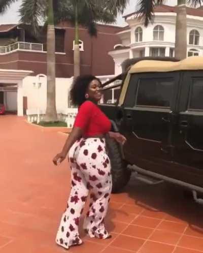 BIG BOOTY THICK SHOWING OFF