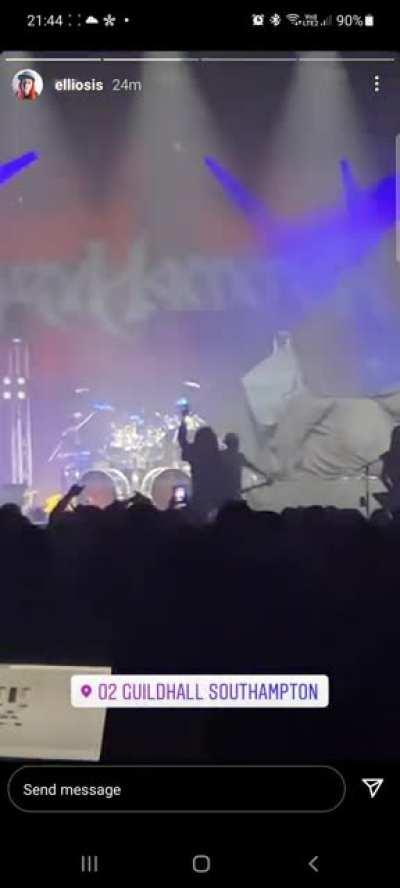 Elliot posted a video on his story with the new singer, he is great!