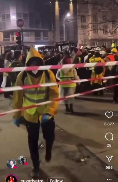 Snimak ispred skupstine 15.3.  Vreme: 19:10