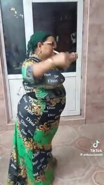 Greu când ești obișnuit să sari pe mese 