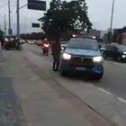 Witzel comendo danoninho com nescau e assistindo netflix enquanto o povo vai trabalhar