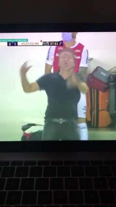 Algum amigo internauta bom da leitura labial online ai?