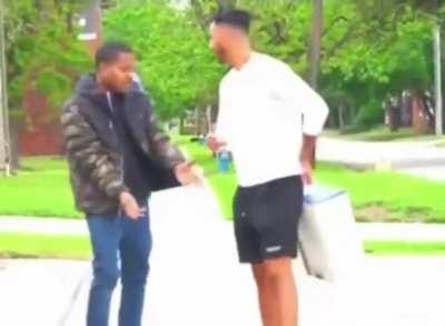 В США блогер решил просто пройтись с пустой коробкой из-под PS5 в чёрном районе, и подвергся нападениям) прям как у нас в Бибереве)