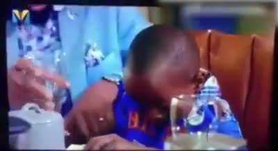 Gülmeyin bardağın ne olduğunu öğreniyor