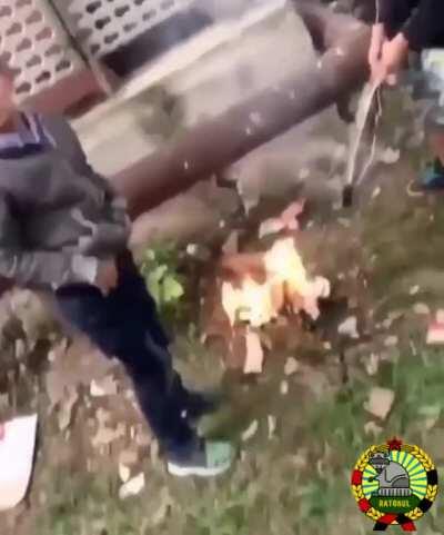 Stai sa ne pisam pe el