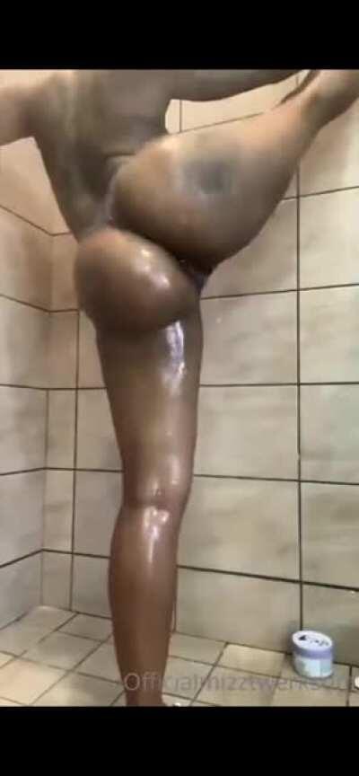 Twerksum topless in the shower