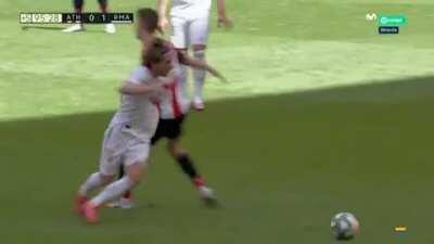 Modrić's nutmeg on Oihan Sancet (Athletic Bilbao vs Real Madrid)
