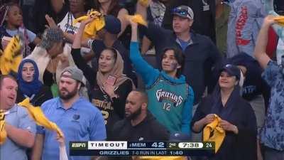 [Highlight] James emulates Curry, and Morant responds with the slam