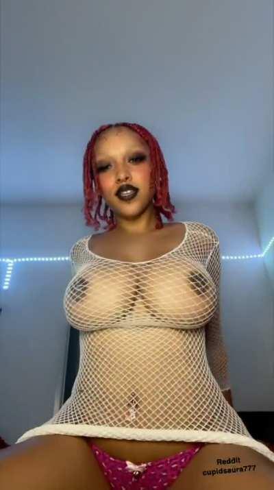 Link in bio and pinned post! Go subscribe and see my pink creamy pussy 💘😇