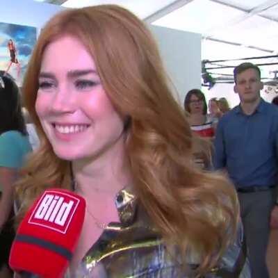 Palina knettet ihre Titten und sagt das sich das gut anfühlt