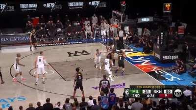 [Highlight] Griffin stuffs it over Giannis