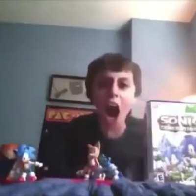 Enemy Bangalore: *pops smoke* Me (Bloodhound) using my super