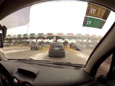 2 Vivarachos se filman NO pagando el Peaje de la Autopista .... Flor de Multa le abra llegado jaja.