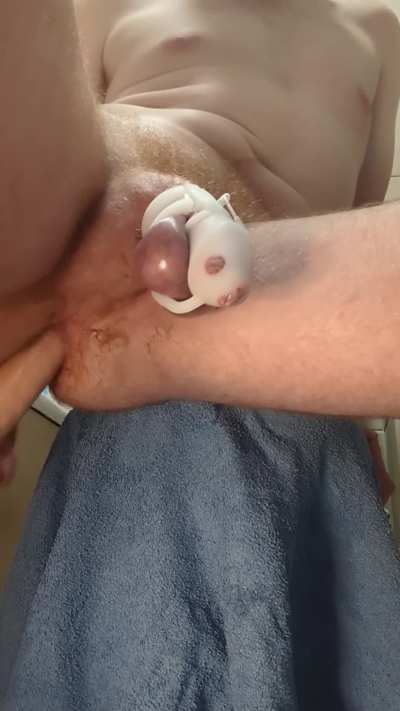 Locked up loser gets vocal over his P-spot orgasm... I've definitely cum more but never quite like this 😊