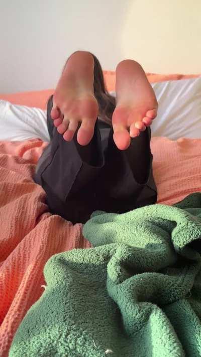 Starting a debate in the comments… spread or scrunched toes? I wanna hear 🫣