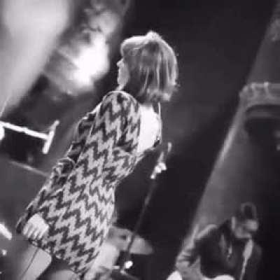 Mary Elizabet Winstead and her sexy dance moves