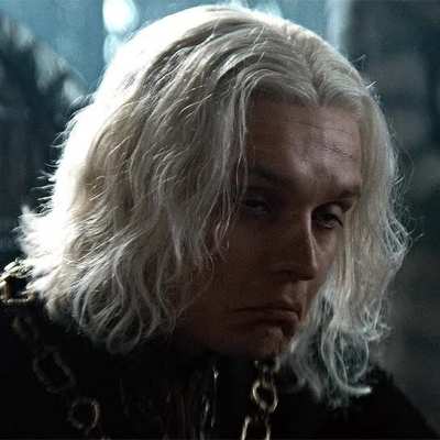 Me, a queer, watching Rhaenyra and Mysaria's zero chemistry kiss