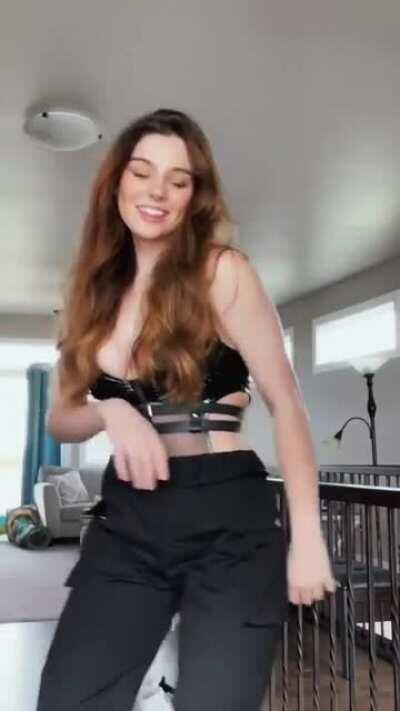 Taya wants us to ignore how small her muscles are