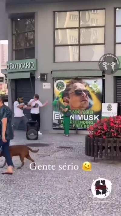 Os caras tão vivendo um delírio coletivo, não é possível 