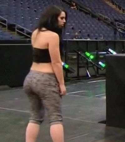 Paige and her underrated 🍑