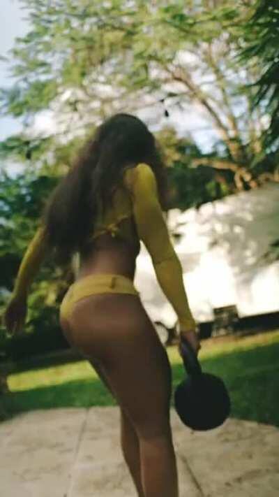 Laura Sanchez 🍑😮