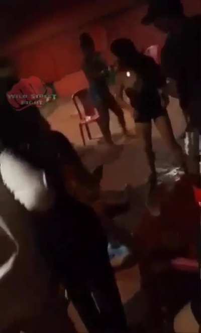 Woman knock a man out with an headkick in a bar fight