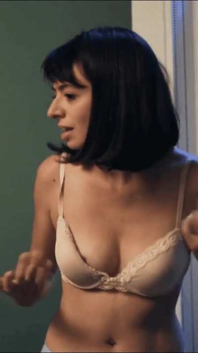 Kate Micucci in Easy 2016
