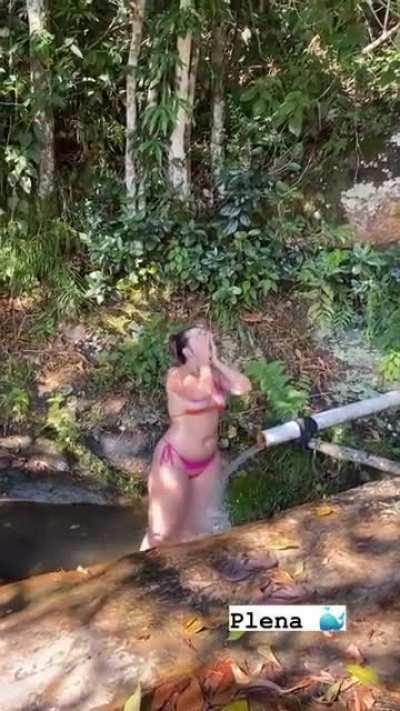 Gostosa de Biquíni Rosa