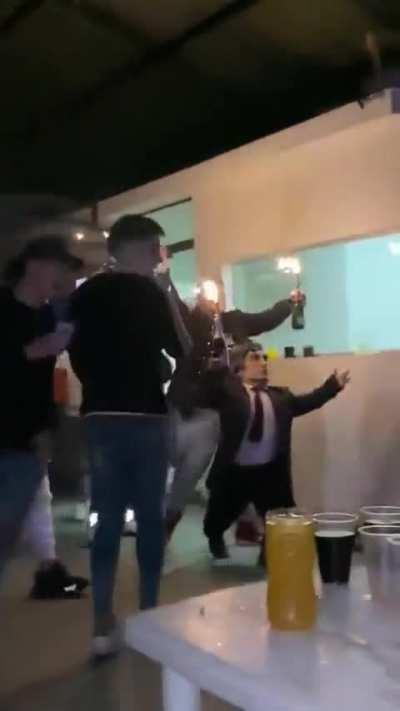 Contratan a un Milei enano para fiesta de cumpleaños