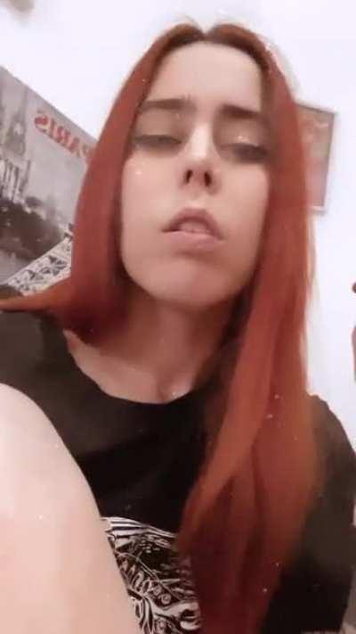 Esta pelirroja tiene un onlyfans de escandalo! Y esta regalando LINKS GRATIS😳