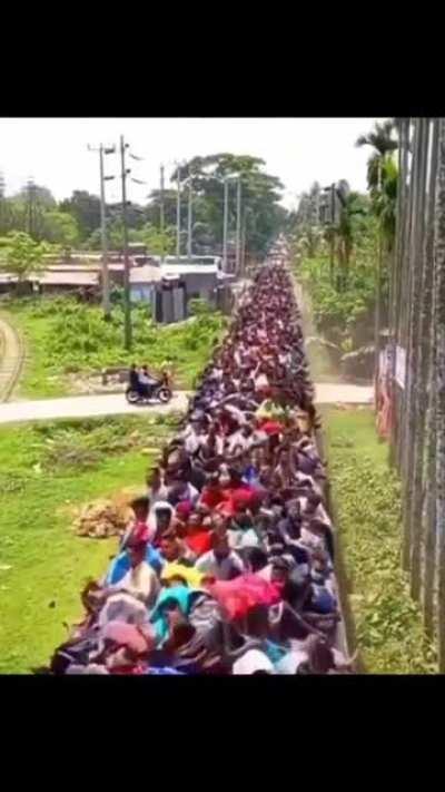 Wild rush hour in Bangladesh 🇧🇩
