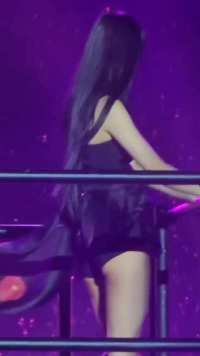 Jisoo's hot butt cheeks 🍑🤤