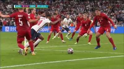 håber at Sterling er OK efter det her dødelig skade, altså hold kæft man hvordan lever han efter den der