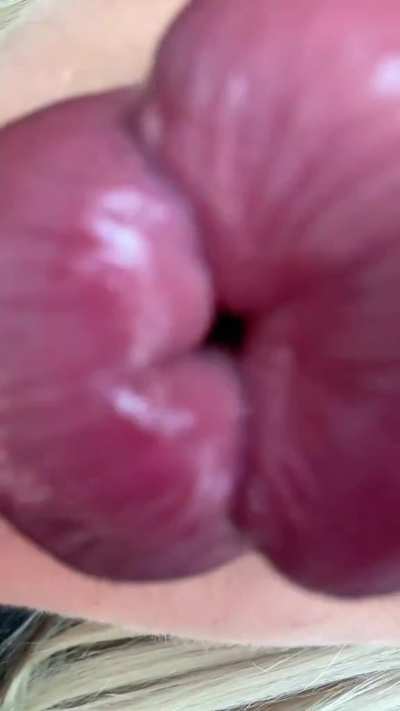 Why tf are you kissing your screen like a weirdo, what's wrong with you seriously?? Why can't you behave normal? How can you escape your addiction with this extreme levels or perversion. Fuck your life! Give in more 🤪🥵