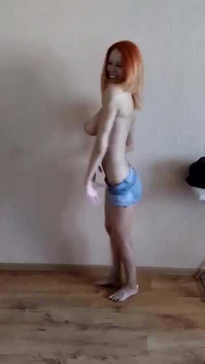 Sexy Redhead Likes to Show Her Naked Body