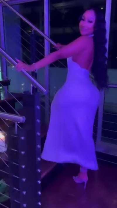 Her sluggin that mf around