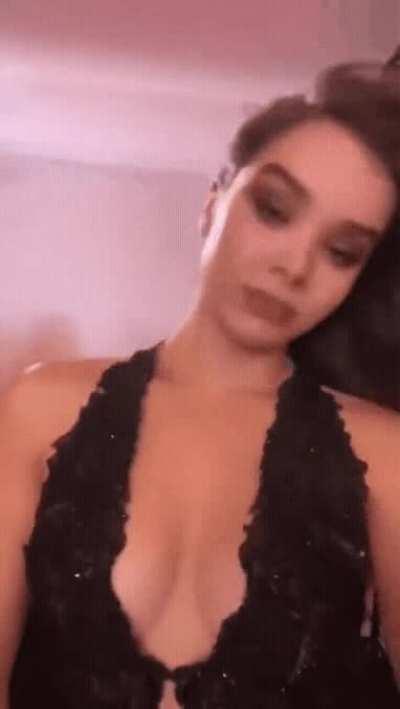 Hailee Steinfeld has me so hard and horny...