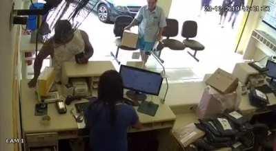 Man robbing store has 0 perception skills