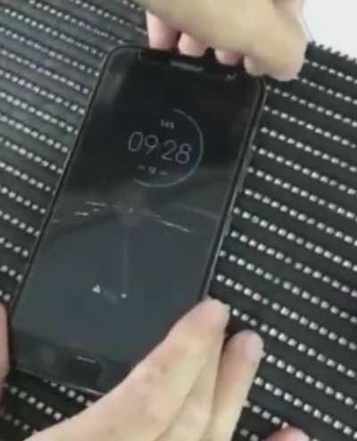 WCGW demonstrate with a hammer the resistance of the product?