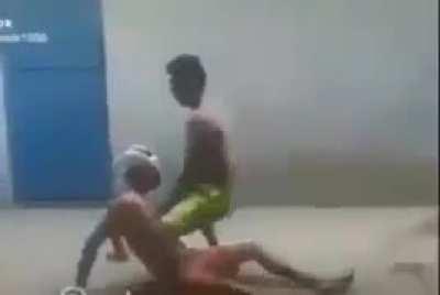 Raposito e Umild batalhando para descobrir quem é melhor no cuphead