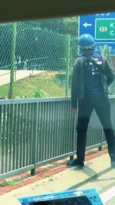 Food delivery rider saves a lost kitten (Malaysia)