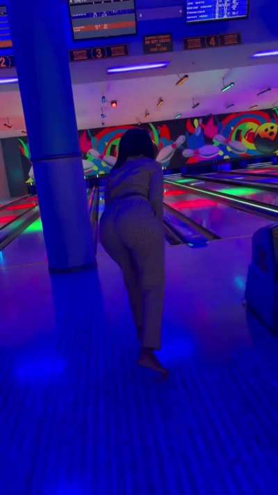 Curvy Aunty Bowls a strike