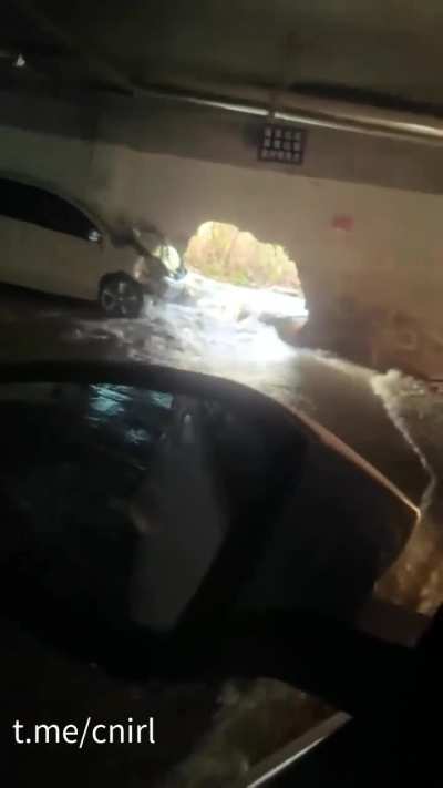 山东菏泽赵水洼畅园...这个车好像撞到消防栓了！凭借一己之力让一整个车库都成泡水车了