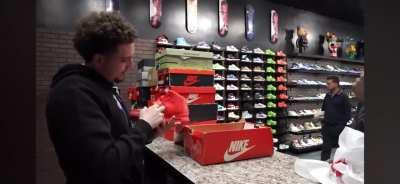 This why Kai strap fell off on ShayShay