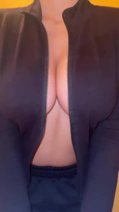 you didn't expect that under my zipper top hm (reveal)