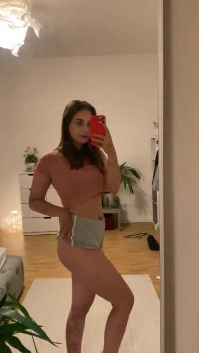 Hi to the 4 horny guys who will see this 🍑