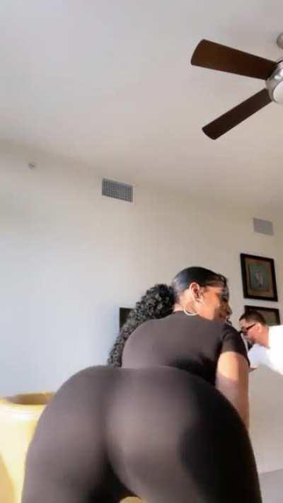 She got moves @ayshadiaz