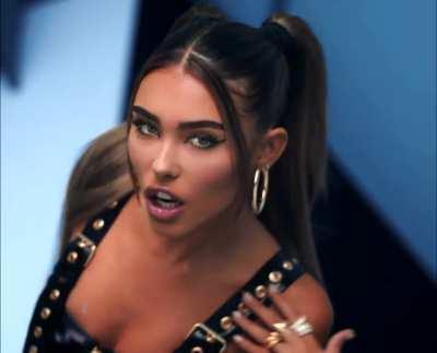 Her look and her face have me dripping 🥵💦