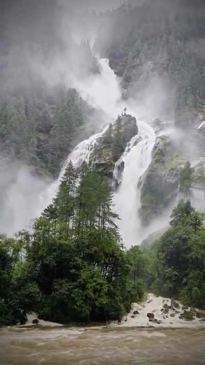 Unparalleled beauty of Arunachal Pradesh😍 Comment below to know the location! ⬇️